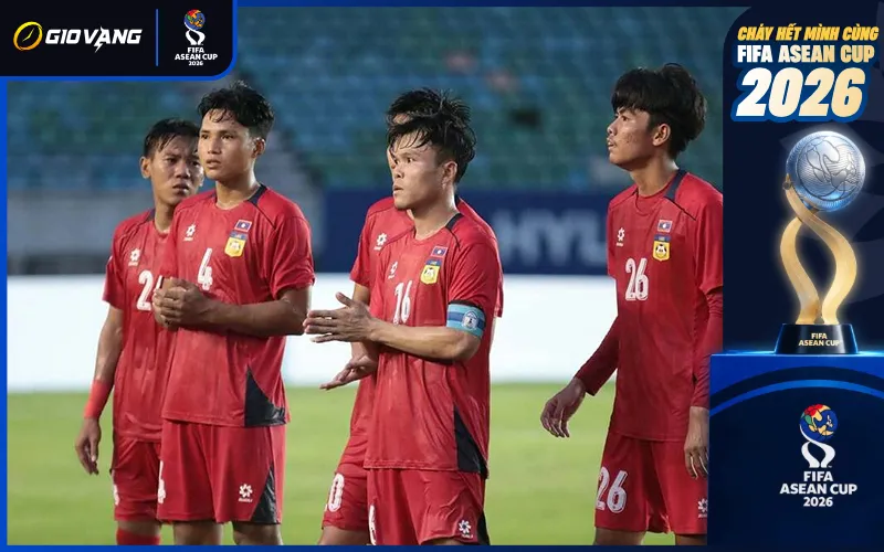 Cầu thủ tuyển Lào tranh bóng quyết liệt với đối thủ